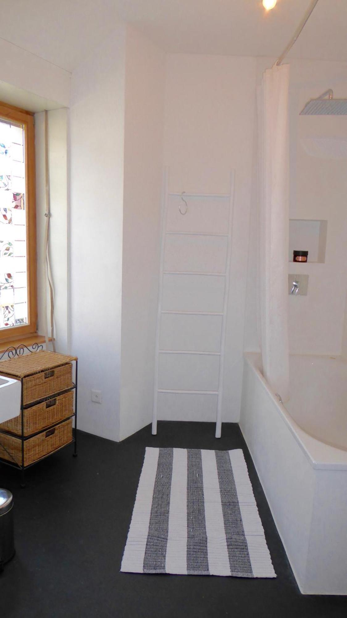 Georgian Guest Rooms Basel Bagian luar foto