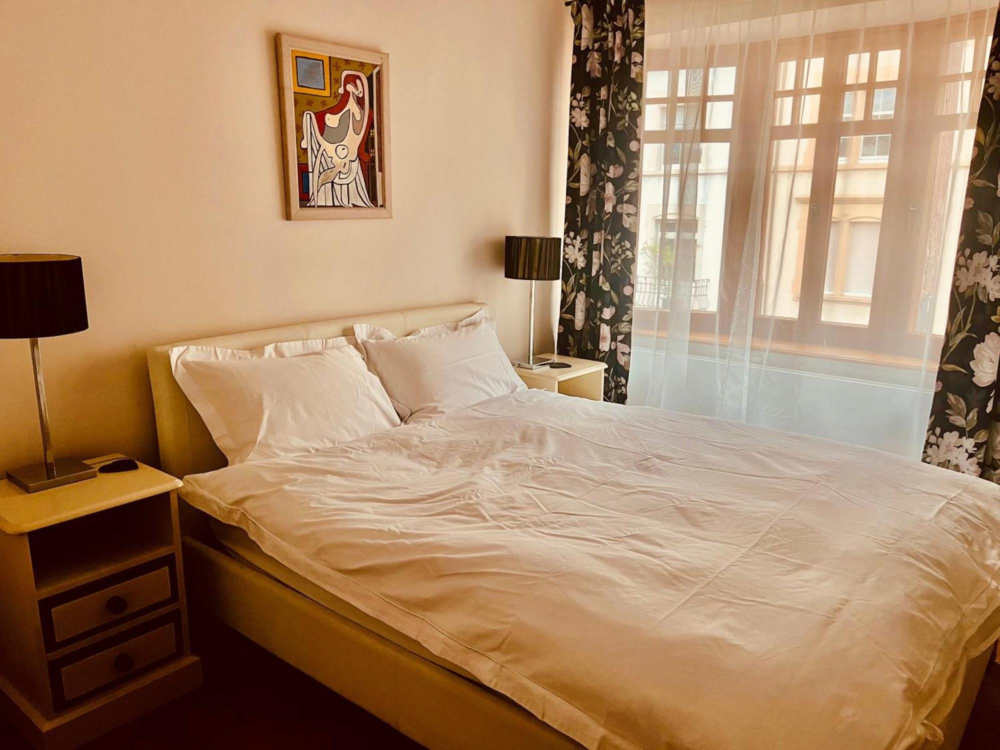 Georgian Guest Rooms Basel Bagian luar foto