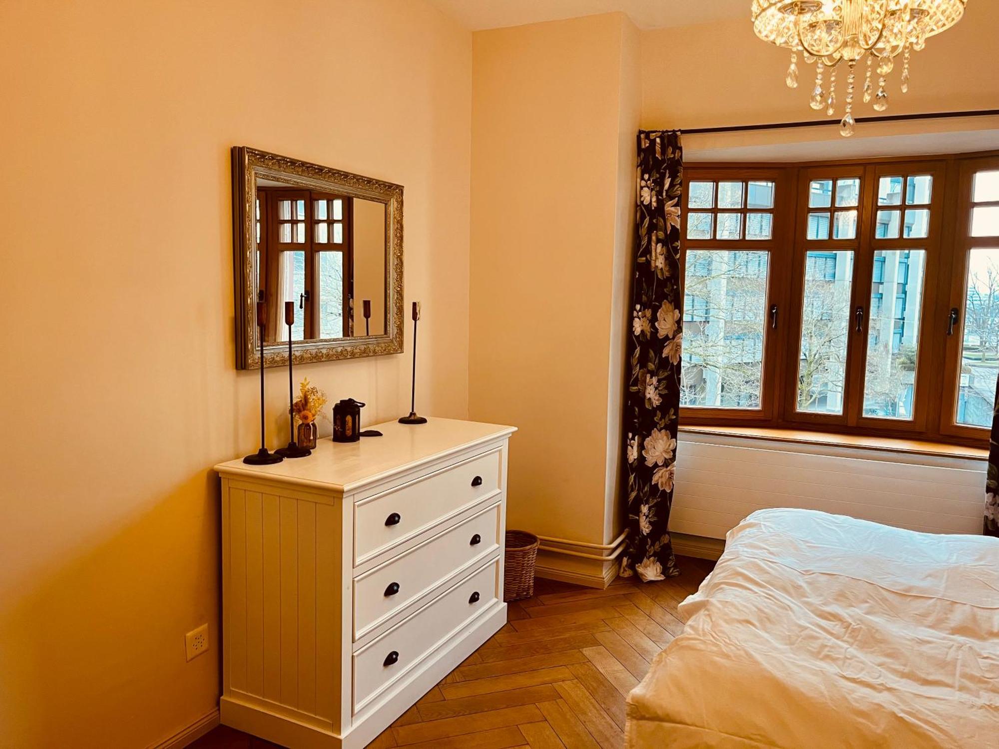 Georgian Guest Rooms Basel Bagian luar foto