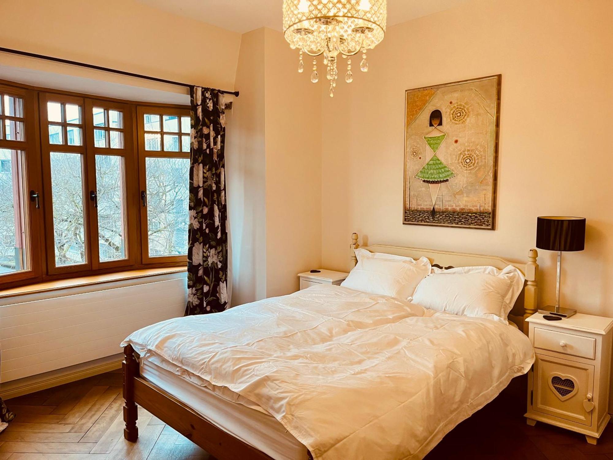 Georgian Guest Rooms Basel Bagian luar foto