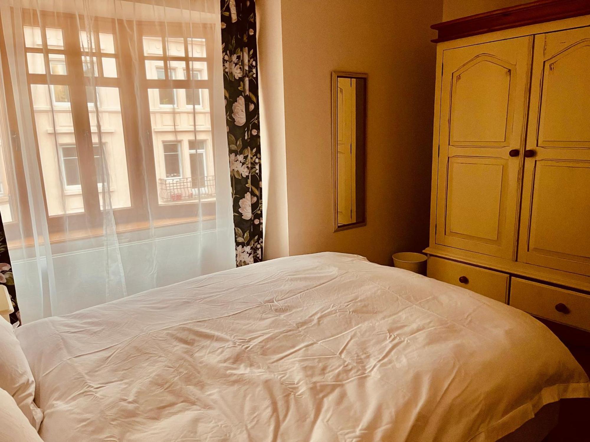 Georgian Guest Rooms Basel Bagian luar foto